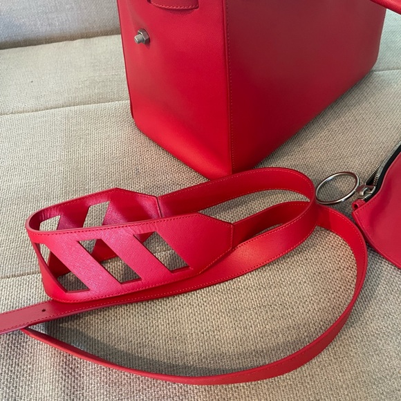 Red crosshatch leather Off-White tote with pouch - Picture 14 of 16